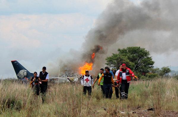 13 people die in Mexico plane crash