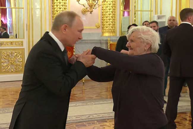 Putin met the first teacher on the Victory Day